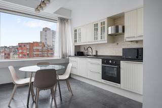 <span><span>Dit gemeubeld appartement op de 5de verdieping ligt op een toplocatie vlak bij het Stadspark van Antwerpen. Het biedt een stijlvolle en comfortabele leefomgeving waarin licht, ruimte en modern design centraal staan. Bij binnenkomst word je verwelkomd in een heldere leefruimte met open keuken, volledig uitgerust en ingericht. Het appartement beschikt over één slaapkamer, ingericht met oog voor comfort. Verder is er een badkamer met douche, wastafel en toilet. de aparte wasruimte zorgt voor extra opbergruimte en praktisch gemak. De maandelijkse provisiekosten bedragen €150, inclusief gas, water en elektriciteit.<br /><br /></span></span>
<p>Gelegen in het hart van Antwerpen, biedt dit prachtige appartement aan de Maria Theresialei 7 een ideale locatie voor wie op zoek is naar comfort, gemak en een centrale ligging. De Maria Theresialei is gelegen in de bruisende wijk rondom het stadspark, bekend om zijn groene omgeving. Dankzij de nabijheid van openbaar vervoer, winkels, restaurants en culturele bezienswaardigheden is dit appartement de perfecte uitvalsbasis voor zowel werk als ontspanning. Het appartement is goed bereikbaar, met tram- en bushaltes op wandelafstand en het Centraal Station op slechts enkele minuten. De iconische Antwerpse Meir, het diamantdistrict en de Antwerpse Zoo liggen eveneens in de buurt. Voor wie houdt van gezellig dineren of het bezoeken van musea, is deze locatie een ideale keuze.</p>