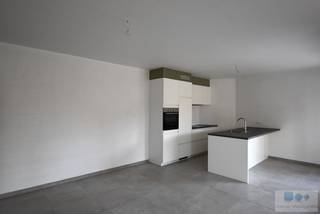 KOOP NU EN BETAAL PAS BIJ OPLEVERING !!<br /><br />Prachtig nieuwbouwproject op toplocatie in de dorpskern van Berlaar.<br /><br />Deze prachtige residentie in het centrum van Berlaar staat voor een stijlvolle, hedendaagse en tijdloze architectuur. De materiaalkeuze en detaillering resulteert in gevels die eenvoud en klasse uitstralen. Deze lijn wordt volledig doorgetrokken in heel het project dat met de grootste zorg voor esthetiek werd ontworpen.<br /><br />Dit project zal bestaan uit 14 appartementen met 1, 2 of 3 slaapkamers in combinatie met bovengrondse carports en privatieve bergingen. De bewoonbare oppervlaktes variëren tussen de 80 m² en 131 m² allen voorzien van unieke lichtinval.<br /><br />We betreden de appartementen via de inkomhal dewelke ons leidt tot een zeer lichtrijke leefruimte met toegang tot het prachtige zonneterras, aansluitend vinden we de eetplaats en een volledig uitgeruste open keuken. Verder hebben we nog telkens 1, 2 of 3 slaapkamers, een apart toilet, een geriefelijke berging en een ruime badkamer.<br /><br />Er zal standaard gebruik gemaakt worden van vloerverwarming met warmtepomp, ventilatie en zonnepanelen dewelke voor een lage energiebehoefte zullen zorgen.<br /><br />BOVENGRONDSE CARPORT EN BERGING inbegrepen in de prijs!<br /> <br />Kom snel eens langs bij ons, dan geven we u graag meer uitleg op maat. U kan ons ook contacteren voor een vrijblijvende waardebepaling van uw eigendom. U zal vakkundig bijgestaan worden in combinatie met een persoonlijke aanpak voor uw aan en verkoop.