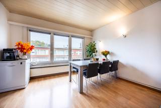 Bent u op zoek naar een eerste woonst of naar een interessante investering? Dan stellen we u graag dit appartement voor, gelegen op de 2de verdieping van een klein gebouw.<br /><br />Indeling<br />U betreedt het appartement via een centraal gelegen inkomhal, die doorgang geeft aan een lichtrijke woonkamer. Aansluitend vind u de keuken. Via de centrale hal bereikt u de badkamer met douche en wc. Achteraan bevinden zich de 2 slaapkamers, waarvan de kleinste toegang geeft tot het overdekte terras. Tot slot beschikt het appartement over een privatieve kelderberging nr. 2.<br /><br />Ligging<br />Het appartement geniet van een uitstekende ligging op een steenworp van het Rivierenhof en het kasteel Sterckshof, waar u kan genieten van diverse activiteiten en horecazaken. Ook het openbaar vervoer bevindt zich op wandelafstand. De belangrijkste verbindingswegen situeren zich vlakbij, waardoor u geniet van een uitstekende bereikbaarheid.<br /><br />Het appartement is momenteel verhuurd aan € 725/maand + € 25/maand algemene kosten voor de huurder. Dit resulteert in een rendement van 4,46%.<br /><br />Pluspunten<br />- Gelegen nabij Rivierenhof <br />- EPC B<br />- Dakisolatie aanwezig (12cm)<br />- Klein gebouw en geen syndicus<br /><br />Interesse in deze buitenkans? Bel dan snel naar One vastgoed via 03 360 85 30!