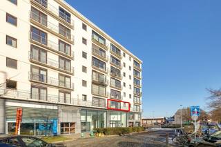 <p><span>Dit appartement van 93 m² bevindt zich op de eerste verdieping van een residentie uit 1963, gelegen aan de Begijnenweide in Mechelen. </span></p><p><span>Dankzij de zuidgerichte oriëntatie geniet het appartement van een aangename lichtinval en een mooi zicht op de Dijle en de Sint-Romboutstoren. </span></p><p><span>De indeling omvat een leefruimte, twee slaapkamers met toegang tot een klein terras en een badkamer uitgerust met een ligbad. Verder beschikt het appartement over een privatieve kelderberging. </span></p><p><span>Het pand is onmiddellijk beschikbaar en dient opgefrist te worden, wat tal van mogelijkheden biedt om het volledig naar eigen smaak te renoveren. </span></p><p><span>Door de gunstige oppervlakte en praktische indeling vormt dit appartement een interessante opportuniteit voor zowel eigen bewoning als investering. </span></p><p><span> </span></p><p><span>Interesse?<br />Contacteer ons via 016 15 31 15 of info@immolivit.be </span></p>