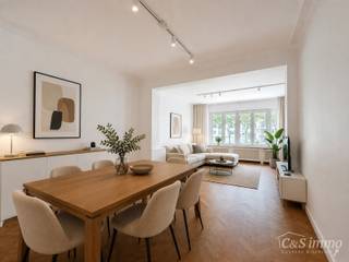 <p>Ontdek dit lichtrijke appartement op een toplocatie aan de Leie, vlakbij het oude justitiepaleis. Het appartement bevindt zich op de eerste verdieping en combineert een aangename woonomgeving met een prachtig uitzicht.<br />Via de uitnodigende inkomhal, voorzien van een apart gastentoilet, komt u in de zonovergoten woonkamer (ca. 35 m²). Deze sfeervolle leefruimte is afgewerkt met charmant parket en biedt een mooi uitzicht op het groen langs de Leie.<br />De moderne keuken (ca. 6 m²) is volledig uitgerust met onder meer een koelkast en vaatwasser. Vanuit de keuken heeft u toegang tot een gezellig terras aan de achterzijde (ca. 2 m²), ideaal om te genieten van een rustig ontbijt in de ochtendzon.<br />De badkamer is praktisch ingericht. Aan de rustige achterzijde bevindt zich de ruime slaapkamer (ca. 18 m²), eveneens afgewerkt met parket. Deze kamer biedt een oase van rust en een aangenaam uitzicht op de achterliggende tuinen. Daarnaast is er een tweede slaapkamer (ca. 7 m²), eveneens voorzien van parket.<br />Extra troeven zijn de private kelderberging, de dubbele beglazing en de geïsoleerde zij- en achtergevel, wat bijdraagt aan een hoger wooncomfort en een betere energie-efficiëntie.</p>