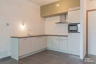 Dit energiezuinig appartement biedt een lichtrijke leefruimte met open keuken en uitzicht op de speeltuin en het omliggende groen, een slaapkamer van 12,5 m² en een volledig uitgeruste badkamer met douche.
In de inkomhal zorgen ingebouwde kasten voor extra opbergruimte. Ideaal voor wie rustig en comfortabel wil wonen met alle voorzieningen binnen handbereik.
Ideaal voor wie rustig, comfortabel én duurzaam wil wonen.