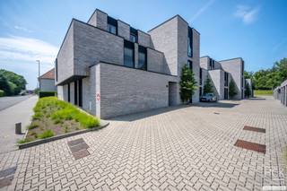 <strong>De ligging</strong><br />Deze <strong>luxueuze penthouse</strong> is gelegen op de tweede verdieping van residentie "Kruisem 47", nabij het centrum van Kruishoutem en midden in een groene omgeving. De stijlvolle residentie, opgeleverd in 2022, voldoet aan de BEN-normen (<strong>Bijna Energie Neutraal</strong>) dankzij het e-peil van E23, en EPC waarde van amper 41 kWh/m² jaar.<br />Het appartement is goed voor een bewoonbare oppervlakte van maar liefst <strong><span>109m</span>² </strong>en bevat een groot zuidgeoriënteerd terras van <span><strong>30 m²</strong> (toegankelijk via de woonkamer/keuken). D</span>ankzij de <strong>grote raampartijen, hoge plafonds en kamerhoge deuren</strong> bezorgt dit appartement u een uiterst <strong>aangenaam </strong>en <strong>lichtrijk </strong>gevoel.<br /><br /><strong>De indeling</strong><br />Inkomhal - apart gastentoilet - ruim & lichtrijke woonkamer met <strong>geautomatiseerde screens aan de ramen</strong> (met afstandsbediening) - moderne keuken met <strong>keukeneiland </strong>voorzien van dubbele spoelbak en aanzitplaatsen, uitschuifbare laden en uitschuifbare voorraadkast, inductiekookplaat, grote frigo met diepvriesvak, combi-oven, vaatwasser en dampkap (keukenblad in witte composiet) - aanpalend <strong>zuidgeoriënteerd terras</strong> voorzien van een vorstvrije kraan - berging met aansluiting voor wasmachine/droogkast, uitgietbak en waterontharder - 2 slaapkamers <span>met<strong> parket vloeren</strong> </span>en badkamer voorzien van dubbele wastafel en inloopdouche. Tevens is er een <strong>ruime garagebox inbegrepen in de huurprijs </strong>alsook een handige <strong>bergkast aan de inkomhal</strong>.<br /><br /><strong>Kenmerken</strong><br />- BEN-appartement!! EPC: 41 kWh/m² jaar - A-label<br />- CV via aardgas<br />- Luxueuze afwerking: geautomatiseerde screens, design radiatoren, dimbare inbouwspots met 'Living Now' schakelaars.. (m.a.w. een <strong>topafwerking</strong>!!).<br /> <br /><strong>Troeven</strong><br />- uiterst ruim en luxueus appartement!!<br />- <strong>zuidgericht terras met zicht op groen!!</strong><br />- zeer energiezuinig!! <br />- topafwerking!!<br /> <br />Een lift is aanwezig in het gebouw.<br /><br />Beschikbaarheid: <span>01/01/2027</span><br /> <br />Gemeen. kosten: € 60.00<br /> <br />Voor meer informatie of een bezoek reageer via het contactformulier of stuur naar info@hckinvest.be
