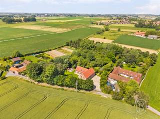 Gelegen in een rustige omgeving, op een steenworp van de Franse grens, is deze traditionele woning gebouwd op een ruim perceel van 5.600 m².De woning biedt mooie volumes en tal van inrichtingsmogelijkheden. Ze bevindt zich momenteel in een ruwe afwerkingsfase, waardoor toekomstige eigenaars ze volledig naar eigen wens kunnen afwerken en aanpassen.De gelijkvloerse verdieping bestaat uit een ruime inkomhal, een lichtrijke woonkamer van 80 m² met mogelijkheid tot het plaatsen van een houtvuur, een afzonderlijke keukenruimte, een wasruimte die momenteel is ingericht als uitgeruste douchekamer, een apart toilet, een bureau of extra slaapkamer, een berging, een grote werkplaats en twee garages met sectionale poorten.Op de bovenverdieping geeft de nachthal toegang tot een apart toilet, een master bedroom met dressing, drie extra slaapkamers, een polyvalente ruimte die kan dienen als speelkamer of bibliotheekhoek, en een nog niet ingerichte badkamer met reeds aanwezige aansluitingen.Buiten geniet het pand van een prachtige tuin, meerdere terrassen waarvan één met barbecue en pizzaoven. De toegang gebeurt via een beveiligde poort. Het terrein biedt tal van mogelijkheden: tuin, moestuin, boomgaard, weide, serre of ontspanningsruimte.Privéparking voor ongeveer 7 wagens met mogelijkheid tot het plaatsen van een carport.Technische kenmerken: vloerverwarming voorzien, PVC-ramen met driedubbele beglazing, conforme elektriciteit, driefasige aansluiting, septische installatie, voorziene ventilatie (VMC), PEB B.Een eigendom met veel potentieel, ideaal voor een gezin dat wil genieten van rust, ruimte en een praktische ligging.