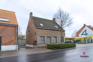 Goed gelegen woning met veel ruimte en mogelijkheden, op een boogscheut van de Markt van Houthulst.De woning bestaat uit:Gelijkvloers: ruime inkom -...