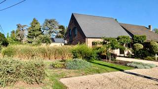<p>Instapklare, energiezuinige woning uit 2018 met 190 m² bewoonbare oppervlakte, gelegen op een ruim perceel van circa 1.461 m².<br />De woning beschikt over 3 slaapkamers, een volledig uitgeruste open keuken, een ruime badkamer, een verzorgde tuin en een afzonderlijke geïsoleerde garage van 72 m² met een ruime zolderverdieping.</p><p>Via de inkomhal met afzonderlijk gastentoilet betreedt u de ruime en lichtrijke leefruimte met aansluitend een open keuken en kookeiland.<br />De keuken beschikt over ingebouwde toestellen, waaronder een koelkast, diepvriezer, vaatwasser, oven, microgolfoven en inductiekookplaat met bijpassende dampkap. Het werkblad is uitgevoerd in quartzcomposiet.<br />Verder bevinden zich op het gelijkvloers een praktische berging en een technische ruimte.</p><p>Op de 1e verdieping bevinden zich 3 slaapkamers met automatische rolluiken en een ruime badkamer met een vrijstaand ligbad, inloopdouche, toilet en twee wastafels.<br />De woning beschikt ook over een zolder.</p><p>De woning beschikt over de volgende voorzieningen:<br />• EPC-label A – E-peil 9 – 17 kWh/(m² jaar)<br />• Zonnepaneleninstallatie met driefasige omvormer.<br />• Ventilatiesysteem type D met warmterecuperatie.<br />• Hoogrendementsbeglazing met 3-dubbel glas.<br />• Watergedragen vloerverwarming op zowel het gelijkvloers als de eerste verdieping, met een afzonderlijke thermostaat per kamer.<br />• Airconditioning op beide verdiepingen, geschikt voor zowel koelen als verwarmen.<br />• Verwarmingsinstallatie met gasketel.<br />• Centrale lichtsturing via drukknoppen.<br />• Regenwaterrecuperatie voor de toiletten, wasmachine, buitenkraan en kraan in de garage.<br />Achteraan het perceel bevindt zich een ruime en geïsoleerde garage met een sectionale poort en beschikt bovendien over een zeer ruime zolderverdieping, ideaal als bijkomende opslagruimte.</p><p>Alle nodige attesten zijn aanwezig, evenals de bouwdocumentatie en facturen van de uitgevoerde werken en installaties.<br />Voor meer info</p>