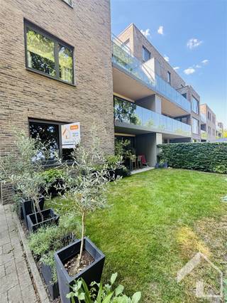Appartement au rez-de-chaussée (1 chambre) avec un beau jardin, situé juste à l'extérieur du centre de Wijnegem et à proximité du centre commercial...