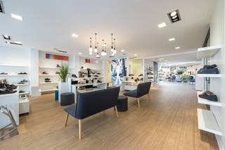 Bent u op zoek naar een commercieel pand met uitstekende zichtbaarheid en een centrale ligging? Dan is dit winkelpand  precies wat u zoekt!Gelegen...