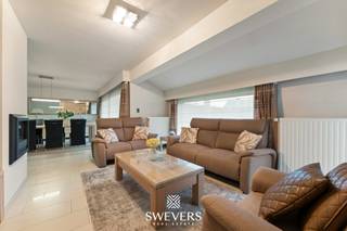 Voor meer info en foto’s, surf naar www.swevers.be – In een rustige en groene woonwijk in Koersel vind je deze instapklare gezinswoning op een perceel van 9a 33ca met zuidwestoriëntatie. De open bebouwing uit 1981 is bijzonder goed onderhouden en biedt met 170 m² bewoonbare oppervlakte alle comfort op één niveau. De woning beschikt over een lichtrijke woonkamer, aparte keuken met aansluitende berging, drie volwaardige slaapkamers, een badkamer met ligbad en extra bergruimtes. De inpandige garage van 25,48 m² en een kelder van 20,24 m² zorgen voor extra praktische ruimte. De grote zolder van 162 m² biedt uitbreidingsmogelijkheden mits aanpassing. De tuin biedt veel privacy en zon van ’s middags tot ’s avonds. Gelegen nabij scholen, winkels en belangrijke invalswegen richting Beringen, Heusden-Zolder en Hasselt, combineert deze woning rust met een vlotte bereikbaarheid. Voor meer informatie, bel 011 255 155. Bron bewoonbare oppervlakte: EPC – verslag.