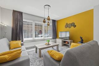<p><span>Instapklaar gelijkvloers appartement met twee slaapkamers en autostaanplaats (96 m</span><span><sup>2</sup></span><span>)</span></p><p><span> </span></p><p><span>Dit betreft een lichtrijk appartement uit 2003 voorzien van alle comfort, op de gelijkvloerse verdieping van een klein gebouw.</span></p><p><span>Het ruime appartement beschikt over een autostaanplaats en twee slaapkamers. </span></p><p><span>De uitstekende ligging nabij de vernieuwde Houtvoorsite, de rustige residentie en de gunstige attesten zijn slechts enkele van de troeven.</span></p><p><span> </span></p><p><span>INDELING</span></p><p><span>Inkomhal.</span></p><p><span>Apart toilet.</span></p><p><span>2 comfortabele slaapkamers op laminaat. </span></p><p><span>Leefruimte met open keuken en toegang tot buitenruimte en autostaanplaats. </span></p><p><span>Hedendaagse keuken, voorzien van alle comfort. </span></p><p><span>Badkamer uitgerust met lavabomeubel, douche en bad.</span></p><p><span>Berging met aansluitingen voor wasmachine en droogkast.</span></p><p><span> </span></p><p><span>EXTRA<br /></span><span>Bouwjaar 2003.</span></p><p><span>Individuele CV op gas.</span></p><p><span>Elektriciteit conform.</span></p><p><span>Gunstige EPC score.</span></p><p><span>PVC ramen met dubbele HR beglazing. </span></p><p><span>Inclusief autostaanplaats.</span></p><p><span>Gelegen op wandelafstand van de vernieuwde Houtvoortsite (via Pottersdreef). </span></p><p><span>Vlotte verbindingsmogelijkheden via E34 Antwerpen-Gent en lokale invalswegen.</span></p><p><span> </span></p><p><span>EPC: 145 kWh/m</span><span><sup>2</sup></span></p><p><span>(Wg, Vg, Vv, Gvkr, Gmo)</span></p><p><span> </span></p>