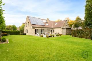 Bezoekmoment 13/12 - 11u tot 13u!Deze charmante perfect onderhouden ruime villa is zeer mooi gelegen in de Platanendreef.Mogelijk gelijkvloers te...