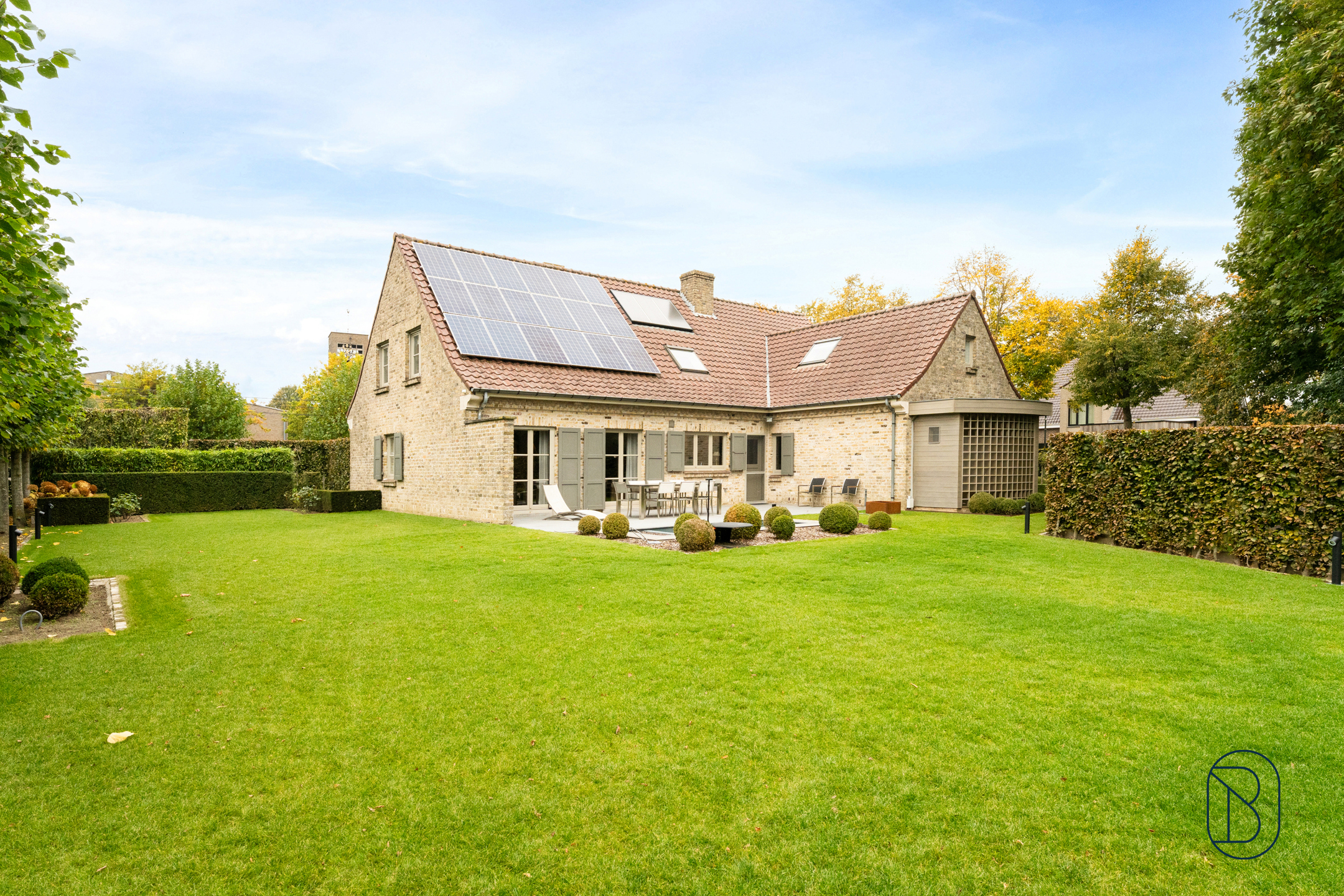 Mooi onderhouden goedgelegen villa met tuin. - foto 1