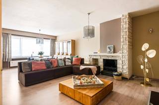DE PRIJS IS INCLUSIEF DE GARAGEBOX - Dit keurig, instapklaar appartement is gelegen in een rustige, residentiële wijk in het centrum van Stabroek. Winkels, scholen en openbaar vervoer zijn allen op wandelafstand terug te vinden. Niettegenstaande de centrale ligging is het hier heerlijk rustig wonen. U betreedt het appartement op de 2e verdieping via de centrale hal, die woon- en slaapgedeelte met elkaar verbindt. De ruime woonkamer met laminaatvloer kan dankzij een groot raam aan de straatzijde genieten van flink wat lichtinval. Grenzend aan de leefruimte bevindt zich de open keuken. Verder heeft het appartement 2 ruime slaapkamers, een breed balkon, een apart gastentoilet, een berging/wasplaats en een badkamer. Op de gelijkvloerse verdieping is tevens nog een gemeenschappelijke fietsenberging voorhanden. De privatieve garagebox, gelegen aan de voorzijde van het gebouw is voorzien van een automatische poort. Deze is in de vraagprijs inbegrepen. Er is geen lift aanwezig in het gebouw. Gem. kosten: €160/maand incl. voorschot gas, water, syndicus, blokpolis. 