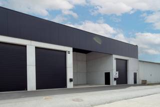Deze nieuwbouw KMO Unit is 320m<sup>2 </sup>en is ideaal gelegen in het bedrijvenpark Kunstdal te Eeklo. <br /><br />De unit is geconstrueerd uit geïsoleerde betonnen sandwichpanelen, geïsoleerde steeldeck en beschikt over een gepolierde betonvloer. <br /><br />Daarnaast beschikt de unit exclusief over 3 overdekte staanplaatsen die eventueel kunnen gebruikt worden als buitenopslag. <br /><br />Er is een aparte inkom, apart sanitair, drijfkracht, zonnepanelen, led verlichting en een sectionale poort voorzien.<br /><br />Onroerende voorheffing ten laste van de huurder, maar er zijn geen syndicus kosten. <br /><br />Wenst u meer informatie of wilt u een bezoek inplannen?<br /><strong>Contacteer Henry Van Tornhout via henry@kmovastgoed.be of +32 474 13 37 93</strong>