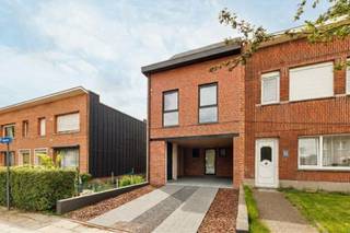 <h3>Prachtig gelegen, energiezuinige nieuwbouwwoning met 4 slaapkamers en tuin te Borsbeek</h3><p>Bent u op zoek naar een moderne, instapklare én uiterst energiezuinige woning op een toplocatie in Borsbeek? Deze prachtig gelegen woning combineert hedendaags comfort met duurzame technologieën en biedt u bovendien de unieke kans om de afwerking van de keuken nog naar eigen smaak te personaliseren!<br />Deze woning valt onder het Btw-stelsel: Constructie BTW – 21% (er is geen afbraak geweest) - Grond – registratierechten – waarde grond 125.000 € - (12%)</p><h3>Troeven van de woning:</h3><ul><li><p><strong>Energiezuinig topniveau:</strong> Dankzij een <strong>EPC-label A</strong>, een moderne <strong>warmtepomp</strong> en een geavanceerd <strong>ventilatiesysteem</strong> bent u klaar voor de toekomst en geniet u van een uiterst lage energiefactuur. Alles is voorzien voor het plaatsen van zonnepanelen en laadpaal.</p></li><li><p><strong>Persoonlijk budget:</strong> Er is een mooi budget van <strong>€ 7.000 (excl. btw)</strong> voorzien voor de keuken. Hierdoor kiest u zelf de afwerking die perfect bij uw stijl past.</p></li><li><p><strong>Ruimte & Licht:</strong> Met 4 volwaardige slaapkamers en een aparte bureaukamer is dit de ideale gezinswoning of perfect voor wie van thuis uit werkt.</p></li></ul><h3>Indeling van de woning</h3><p><strong>Gelijkvloers:</strong> U komt binnen via de uitnodigende <strong>inkomhal</strong>, die toegang biedt tot een praktisch gastentoilet en een handige <strong>berging</strong>. Vervolgens betreedt u de royale, lichtrijke <strong>living met open keuken</strong>—het kloppende hart van het huis waar koken, eten en gezellig samenzijn naadloos in elkaar overlopen.<br />Vanuit de leefruimte heeft u direct toegang tot het gezellige <strong>terras</strong> en de <strong>mooie, diepe tuin</strong> waar het heerlijk vertoeven is.<br /><strong>Eerste & Tweede verdieping:</strong> De nachthal leidt naar maar liefst <strong>4 comfortabele slaapkamers</strong> en een extra, knusse <strong>bureaukamer</strong> (ideaal als thuiswerkplek of hobbyruimte). De verdiepingen zijn uitgerust met in totaal <strong>3 toiletten</strong> en een volledig uitgeruste, moderne <strong>badkamer met zowel een ligbad als een aparte douche</strong>.<br />(Aankleding ruimte ter referentie)<br /><strong>Wenst u een vrijblijvend bezoek of heeft u nog vragen?</strong> Neem dan gerust contact op met ons kantoor via <strong>03/459.89.59</strong> of stuur<br />een e-mail naar <strong>pascal@altro-vastgoed.be</strong>. Wij leiden u hier met plezier rond!</p><h3></h3>