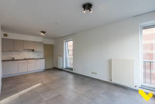 Deze studio is gelegen op de eerste verdieping en is bereikbaar met de trap. <br />Ideale locatie aangezien winkels, openbaar vervoer en scholen zich op wandelafstand bevinden! <br />Zeer gunstig EPC dus lage maandelijkse kosten! <br /><br />Indeling: <br />De leef- en slaapruimte is ruim en geniet van veel lichtinval door de grote raampartijen. De open keuken is geïnstalleerd met de nodige toestellen. Het terras bevindt zich aan de voorzijde.<br />Een badkamer bevindt zich in een aparte ruimte en beschikt over een dubbel lavabomeubel met spiegelkasten en bad/douche combinatie. Een technische berging geeft de aansluitingen voor een wasmachine en er is een apart toilet. <br /><br />Ondergronds vinden we een staanplaats, bereikbaar via de poort achter het gebouw.<br />Mogelijkheid tot parking is aan de straatzijde voldoende voorzien. <br /><br />Onmiddellijk beschikbaar! <br /><br />De troeven:<br /><br />- Gunstig EPC<br />- Staanplaats is inbegrepen in de huurprijs<br />- Centrum Geel<br /><br />Heb je interesse? Stel je dan kandidaat via onze website op www.immovl.be en druk op de knop '<strong>IK WENS EEN BEZOEK</strong>!'