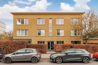 <p><span>WILRIJK - Oosterveld</span><span>: Instapklaar hoekappartement van ca 120m² met 3 slaapkamers en garage. EPC-label B.</span></p><p><span> </span></p><p><span>BESCHRIJVING:</span></p><p><span> </span></p><p><span>Dit zeer goed onderhouden appartement is gelegen op de 1° verdieping van een kleinschalig gebouw.</span></p><p><span><br />Via de inkomhal betreedt men de aangename en bijzonder lichtrijke leefruimte.</span></p><p><span>Dankzij de grote raampartijen geniet de leefruimte van een optimale lichtinval en een open, ruimtelijk gevoel.<br />De open keuken is volledig uitgerust met alle nodige toestellen, beschikt over veel kastruimte en wordt vervolledigd met een gezellig keukeneiland.</span></p><p><span>De nachthal geeft toegang tot een apart toilet, een praktische wasruimte, de badkamer en 3 volwaardige slaapkamers.<br />De badkamer is uitgerust met een ligbad (met douchemogelijkheid), dubbel lavabomeubel en handdoekdroger.</span></p><p><span>Slaapkamer 1 biedt toegang tot een knus terras waar het aangenaam vertoeven is op zonnige dagen.<br />Ook slaapkamer 2 geniet van een mooie oppervlakte en een aangename lichtinval.</span></p><p><span>Slaapkamer 3 is momenteel ingericht als dressing met 2 ruime maatkasten.</span></p><p><span> </span></p><p><span>Verder beschikt het appartement over een ruime kelderberging op niveau -1.<br />Een privatieve garagebox bevindt zich naast het gebouw en is apart te koop voor 25.000 €.</span></p><p><span> </span></p><p><span>BIJZONDERHEDEN:</span></p><p><span> </span></p><p><span>- Aangename lichtinval en ruime kamers</span></p><p><span>- Energiezuinig appartement - EPC-label B</span></p><p><span>- Overal nieuwe ramen</span></p><p><span>- Elektriciteit is conform</span></p><p><span>- Recente, gemeenschappelijke condenserende cv ketel (°2021)</span></p><p><span>- Ingebouwd muziek systeem</span></p><p><span>- Gemeenschappelijke kosten ca. 300 €/ maand (provisie voor verwarming, water, onderhoud gemene delen, syndicuskosten, blokpolis,...)</span></p><p><span>- Zeer goede, residentiële ligging, nabij bij ziekenhuizen, winkels, openbaar vervoer en invalswegen</span></p><p><span> </span></p><p><span> </span></p>