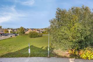 In a quiet and residential area of Denderleeuw, we offer a beautiful building plot for open construction. This plot is located in Hemelrijklaan, a pleasant and easily accessible street, ideal for those who wish to enjoy peaceful and green living while having all amenities within close reach.The surrounding area offers shops, schools, public transport and leisure facilities, making this plot particularly suitable for families looking for a sustainable and comfortable living environment.
The zoning allows for a single-family home, including the possibility of creating a care unit. Secondary uses such as an office, liberal profession, services, retail or craft activities are permitted, provided they remain subordinate to the residential function and do not exceed 100 m² of floor area. Subdivision of the dwelling and non-residential uses are not allowed.
Building regulations:
- Detached construction
- Max. 2 floors + attic/roof level, basement permitted
- Building depth up to 12 m, with a minimum rear garden of 8 m
- Eaves height: min. 3 m – max. 6 m (6.5 m for flat roof)
- Ridge height: max. 11.5 m
- Roof design freely selectable with a pitch between 0° and 45°; other roof forms possible if integrated into the streetscape
- Distance to building line according to subdivision plan; minimum 4 m side setback
- New building materials required
- Ground elevation changes permitted only at the building and access areas
For more information: Michael@immoaccenta.be