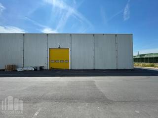 Deze functionele <strong>magazijnruimte </strong>met een oppervlakte van <strong>500 m²</strong> is uitstekend gelegen in de<strong> industriezone Pathoekeweg</strong>.<br /><br />De loods beschikt over een vrije hoogte van 5,25 m tot 7,40 m en is toegankelijk via een automatische sectionale poort (4,64 m H x 4,28 m B). Verder is de ruimte uitgerust met een duurzame polybetonvloer, TL-verlichting, een lichtstraat, stadswater en een 380V-elektriciteitsaansluiting.<br /><br />Dankzij de strategische ligging nabij de Expresweg (N31) geniet u van een vlotte verbinding naar de A11, E40 en E403, wat zorgt voor een uitstekende bereikbaarheid.<br /><br />Op de verharde site is er bovendien ruime parkeer- en manoeuvreerruimte beschikbaar.<br />Ook mogelijkheid tot huren van 1.030 m² magazijnruimte.<br /><br />Contacteer <strong>PANORAMA B2B</strong> voor bijkomende (technische) inlichtingen, plannen of een vrijblijvend plaatsbezoek <strong>0479 70 70 73</strong>.