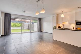 Rustig gelegen in het centrum van Lauwe ….Pal in het centrum van Lauwe vinden we deze woning, gebouwd in 2016, terug.Vanuit de inkomhal met mooie...