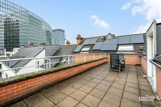 In het hart van de Europese wijk te Brussel, in Residentie Europark uit 1999, bevindt zich deze penthouse met een bewoonbare oppervlakte van circa +-50 m². Dankzij de centrale ligging geniet u van een vlotte bereikbaarheid en de nabijheid van winkels, openbaar vervoer en de Europese instellingen.<br /><br />Het appartement is gelegen op de 6de verdieping en beschikt over een inkomhal, een ruime leefruimte met open keuken, een slaapkamer, een berging (aansluiting wasmachine) een badkamer met douche en toilet en een aangenaam terras (25m²) met zicht op de Europese instellingen.<br /><br />Divers: Elektriciteit conform tot 2039, EPC G, PVC raamprofiel met dubbele beglazing, laminaat parketvloer, elektrische verwarming, kadastraal inkomen €904, videofoon en syndicus en stedenbouwkundige inlichtingen in aanvraag.<br /><br />Op zoek naar een investering of een ideale woonst in de Europese wijk? Contacteer Immo Francois voor meer informatie of een bezoek!<br /><br />
