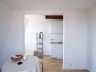 <strong>Lichtrijk</strong> <strong>1 slpk appartement nabij het rozebroeken park</strong><br /><br /><em>Voor bezoekaanvragen, mail naar info@carloeggermont.be</em><br /><br />Dit <strong>lichtrijke appartement (ca. 55 m²)</strong> bevindt zich op de <strong>derde verdieping</strong> van een kleinschalige residentie, op <strong>wandelafstand van station Gent-Dampoort</strong> en nabij het <strong>Rozebroekenpark</strong>. Het centrum van Gent, hogescholen en universiteiten liggen op minder dan tien minuten fietsen.<br /><br /><strong>De indeling omvat</strong> een leefruimte, aparte slaapkamer, keuken en vernieuwde badkamer met douche en toilet. Het appartement is verder op te frissen, beschikt over een <strong>gunstige EPC B-score </strong>(geen renovatieplicht) en een<strong> conforme elektrische keuring</strong>. Bovendien zijn er aparte tellers en meters.<br /><br />Extra troeven zijn de <strong>gemeenschappelijke fietsen- en afvalberging.</strong><br /><br /><strong>Een interessante opportuniteit voor starters, ouders met studerende kinderen en vastgoedinvesteerders.</strong>