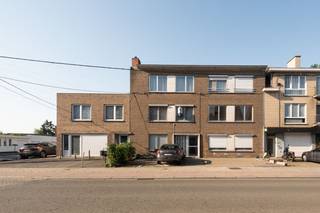 Dit instapklare appartement bevindt zich in een kleinschalige residentie op een centrale locatie met vlotte verbindingen en alle dagelijkse voorzieningen in de nabije omgeving.<br /><br />De indeling omvat een inkomhal met gastentoilet, twee slaapkamers, badkamer, afzonderlijke keuken en een lichtrijke woon- en eetkamer die aansluitend op elkaar zijn ingericht.<br /><br />Aansluitend bevindt zich een overdekt terras met praktische buitenberging.<br /><br />Troeven:<br />- gunstig EPC-label B<br />- kleinschalige residentie<br />- centrale ligging nabij winkels, scholen en openbaar vervoer<br />- mogelijkheid tot aankoop van een garage<br /><br />Ideaal voor eigen bewoning of als investering.<br /><br />Wenst u meer informatie of een bezoek ter plaatse? Neem dan contact op met Imani: 0478 26 26 36 of imani@panorama.immo