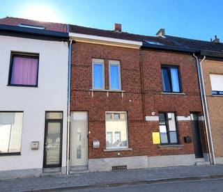 ZAT 9/5 — 1ste BEZOEKDAG OP AFSPRAAK 0488 85 81 84 Deze charmante woning met karakter is gelegen op wandelafstand van het station en centrum,...