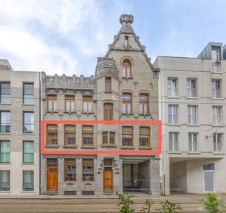 Prachtig 2 slaapkamerappartement in art nouveau pand De Confiserie<br /><br />In het hart van Antwerpen, vlak achter het Groen Kwartier, bevindt zich een exclusief nieuwbouwproject "De Confiserie" dat historische charme en hedendaags wooncomfort perfect met elkaar verbindt. Woonerf De Confiserie is een herbestemming van de alombekende snoepjesfabriek "Confiserie Roodthooft" waar voorheen de iconisch "arabierkes" werden gemaakt. <br /><br />In dit unieke complex, meer bepaald in het art-nouveau pand dat deel uitmaakt van de Confiserie en dat volledig in ere werd hersteld, kan U dit appartement terugvinden. Hier werd met uiterste zorg en oog voor detail gewerkt om de authentieke elementen te behouden, zoals hoge plafonds, sierlijsten en grote raampartijen die voor een overvloed aan natuurlijk licht zorgen. De appartementen zijn afgewerkt met hoogwaardige materialen en voorzien van de nieuwste technieken, waaronder akoestisch geïsoleerde ramen, zodat u kunt genieten van optimaal wooncomfort in een stijlvolle setting. Het industriële karakter van de voormalige panden wordt bovendien versterkt door nieuwbouwelementen rond het binnenplein, wat zorgt voor een unieke combinatie van oud en nieuw. De voorgevel, een prachtig art-nouveau pand, werd volledig in ere hersteld en vormt een echte eyecatcher in het stadsbeeld. Dit project biedt niet alleen een luxueuze woonomgeving, maar ook een duurzame investering op een toplocatie. Bent u op zoek naar een karaktervolle, energiezuinige en exclusieve woonst in een van de meest gegeerde buurten van Antwerpen? Neem dan snel contact met ons op voor meer informatie of een bezichtiging.<br /><br />Info en verkoop: de verkoop geschiedt onder BTW op de constructies en registratierechten op het grondaandeel. Voor meer info of een bezichtiging ter plaatse, contacteer Karin via 0486/97 84 27 of karin@reds.be