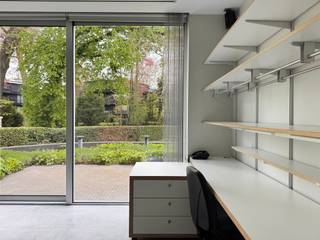 Meer info? 09 279 11 22 of info@centeroffice.be<br />Dit kantoor is gelegen in de Achterstraat in Sint-Amandsberg. <span><span><span><span><span><span><span><span><span><span>Unieke ligging in een park en in het centrum van Sint-Amandsberg met alle voorzieningen en openbaar vervoer.</span></span></span></span></span></span></span></span></span></span><br />Het betreft een kantoor, verhuurd volgens gemeen recht (geen handelshuur) bij het kantoor zijn er 2 autostaanplaatsen inbegrepen. Optioneel kan er ook een kelder bij gehuurd worden. EGW en onroerende voorheffing voor de huurder.<br />Het kantoor bestaat uit: inkomhal, met toilet, vestiaire kast, open ruimte met aparte vergaderzaal, aparte keuken, terrasje en 2 autostaanplaatsen. Het kantoor is voorzien van <span><span><span><span><span><span><span><span><span><span>vast meubilair (onder meer kastwanden), verlichting, </span></span></span></span></span></span></span></span></span></span><span><span><span><span><span><span><span><span><span><span>Vloerverwarming, </span></span></span></span></span></span></span></span></span></span><span><span><span><span><span><span><span><span><span><span>Airco.</span></span></span></span></span></span></span></span></span></span><br /><span><span><span><span><span><span><span><span><span><span>Zonnepanelen exclusief voor het kantoor. Vermogen van de panelen: 5355 kWp (DC); max. AC vermogen van de omvormer(s): 1 x 4400 W = 4400 W (AC).</span></span></span></span></span></span></span></span></span></span><br /><span><span><span><span><span><span><span><span><span><span>Toilet op regenwater.</span></span></span></span></span></span></span></span></span></span><br /><span><span><span><span><span><span><span><span><span><span>EPC B.</span></span></span></span></span></span></span></span></span></span><br /><span><span><span><span><span><span><span><span><span><span> </span></span></span></span></span></span></span></span></span></span><br /><span><span><span><span><span><span><span><span><span><span>Vaste kosten: elektriciteit gemene delen, stadswater gemene delen, regenwaterpomp, bijvullen regenwaterput bij droogte, onderhoud tuin, brandcentrale, brandblussers gemene delen...</span></span></span></span></span></span></span></span></span></span>