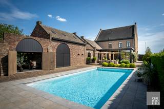 Indeling hoofdgebouwOp het gelijkvloers bevindt zich een ruime inkomhal met vestiaire en gastentoilet. Deze verleent enerzijds toegang tot een ruim...