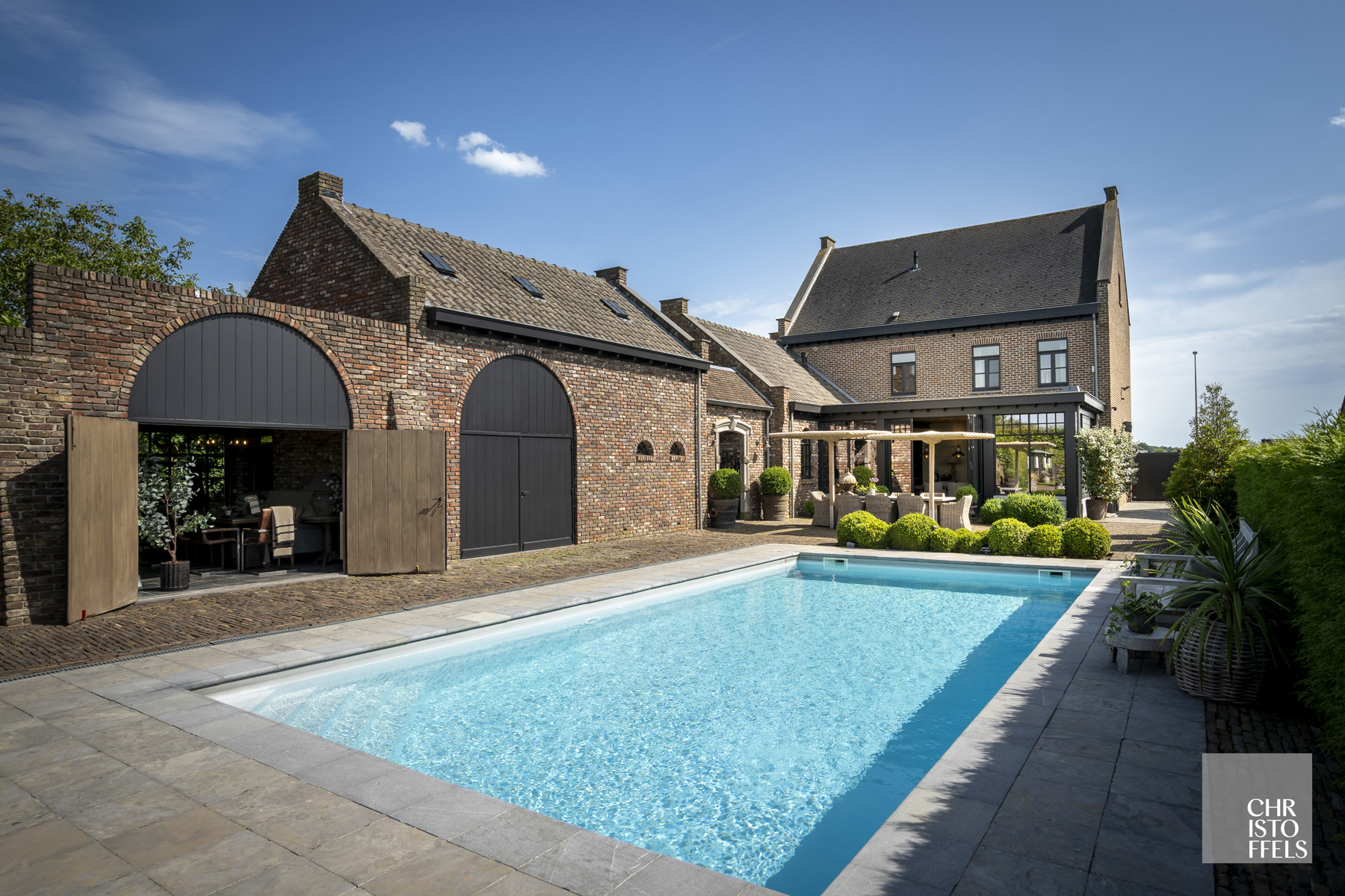 Stijlvolle herenvilla van 533 m² met zwembad, wintertuin en gastenverblijf nabij de Nederlandse grens! - foto 1