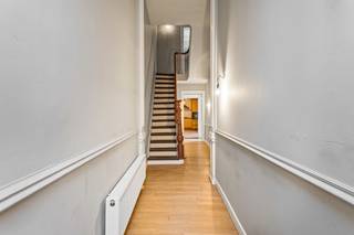 Ruime woning met fraaie elementen op een gegeerde locatie te Berchem, binnen de singel! De gezinswoning bevindt zich op een strategische locatie...