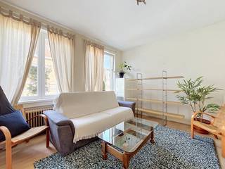 Dewaele Brussels presenteert dit prachtige appartement met één slaapkamer van 68 m², gelegen op de 3de verdieping van een verzorgde mede-eigendom in Ukkel. Dit pand combineert modern comfort met een residentiële rust en geniet van een uitzonderlijke natuurlijke lichtinval en een uitstekende indeling.Leefruimtes:Verwelkomende inkomhal die leidt naar een aangename en ruime woonkamer badend in het licht, met directe toegang tot een eerste terras.Keuken: Functioneel ingerichte keuken.Nachtgedeelte: Een mooie, comfortabele en rustige slaapkamer die eveneens toegang biedt tot een terras.Sanitair &amp; opbergruimte: Badkemper met ligbad, apart toilet en een praktische berging. Een privékelder maakt het geheel compleet.Technische troeven &amp; Recente renovaties: Het appartement heeft onlangs ingrijpende energiebesparende werkzaamheden ondergaan voor een uitstekend thermisch en akoestisch comfort:- Volledige dakisolatie en renovatie van het dak.- Vervanging van de ramen door superisolerende dubbele beglazing van de nieuwste generatie. EPC-nota: Het huidige certificaat is in de vernieuwingsfase. Het volgende document zal de waarde van deze recente werken volledig integreren.Bevoorrechte locatie: Gelegen in de zeer gewilde Generaal Lotzstraat, biedt het appartement een rustige residentiële omgeving en blijft het toch uitstekend verbonden. U bevindt zich op loopafstand van het Wolvendaelpark, het Brugmannplein, de winkels van de De Frélaan en het openbaar vervoer (trams, bussen) met een directe verbinding naar het centrum van Brussel.Een ideale opportuniteit voor een alleenstaande of een koppel.