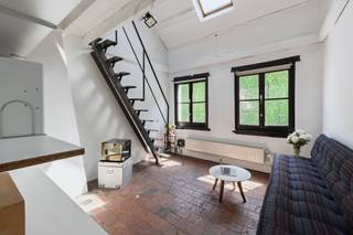 <p>Gelegen in de bruisende Reyndersstraat, een van de meest sfeervolle straten in het historische centrum van Antwerpen, biedt deze authentieke stadswoning een unieke combinatie van charme, karakter en potentieel. Omringd door gerenommeerde restaurants, designboetieks en galerieën geniet je hier van het beste wat de stad te bieden heeft.<br /><br />De woning strekt zich uit over vijf bouwlagen en behoudt tal van authentieke elementen, waaronder houten balkenplafonds, brede plankenvloeren en terracotta tegels. Op het gelijkvloers vormt de sculpturale trap in massief beukenhout een echte blikvanger. De sfeervolle kelder met gewelfd plafond is ideaal als verlengstuk van het gelijkvloers, wijnkelder, hobbyruimte of berging.<br />Het gelijkvloerse niveau leent zich uitstekend tot winkel- of atelierruimte. <br /><br />De eerste verdieping baadt in natuurlijk licht en biedt een veelzijdige ruimte die perfect kan dienen als woonkamer of als verlengstuk van het gelijkvloers. Op de tweede verdieping bevindt zich de gezellige open keuken. De derde verdieping beschikt over een knusse woonkamer met dubbele hoogte onder de originele dakstructuur. Een badkamer met douche. En er is tevens toegang tot de lichte zolderkamer, ideaal als extra slaapkamer of privéruimte.<br /><br />Troeven<br /><span>Toplocatie</span><span> in de Reyndersstraat, tussen horeca en mode<br /></span><span>Authentieke elementen doorheen het hele pand<br /></span><span>Op wandelafstand van de Grote Markt, de Schelde en alle voorzieningen<br /></span><span>Ruim potentieel voor renovatie naar eigen smaak<br /></span><span>Vijf bouwlagen vol karakter en mogelijkheden</span></p>
<p>Deze stadswoning is een zeldzame vondst voor wie droomt van wonen en evt werken in het hart van Antwerpen, omringd door geschiedenis en hedendaags stadsleven.</p>