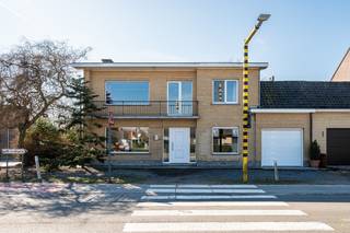 Welkom in deze prachtige woning, gelegen in het rustige Zomergem. Deze ruime woning is ideaal voor gezinnen die op zoek zijn naar comfort, ruimte...