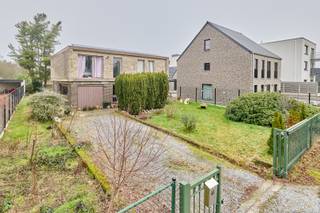 Te renoveren gezinswoning met 5 slaapkamers een perceel van 780 m² in Lommel<br /><br />In een rustige straat in Lommel, op Duinenstraat 44, vinden we deze ruime woning met maar liefst 5 slaapkamers, gelegen op een perceel van 780 m². Een ideale opportuniteit voor wie op zoek is naar ruimte én de vrijheid om een woning volledig naar eigen smaak en materiaalkeuze te renoveren.<br /><br />De woning beschikt over een solide basis en werd reeds deels aangepakt: zo is het platte dak recent vernieuwd en zijn er zonnepanelen aanwezig, wat alvast een mooie meerwaarde biedt op vlak van energie-efficiëntie.<br /><br />Dankzij de grote bewoonbare oppervlakte en het aantal slaapkamers is deze woning uitermate geschikt voor grote gezinnen, samengestelde gezinnen of wie nood heeft aan extra kamers voor bureau, hobby.<br /><br />Hoewel de woning renovatie vereist, biedt dit net een waaier aan mogelijkheden om hier een hedendaagse en comfortabele thuis van te maken, volledig afgestemd op jouw wensen.<br /><br />Troeven op een rij:<br />Perceel van 780 m²<br />5 volwaardige slaapkamers<br />Elektrische installatie CONFORM<br />Zonnepanelen aanwezig<br />Recent vernieuwd plat dak<br />Veel potentieel en indelingsmogelijkheden<br />Rustige ligging in Lommel<br /><br />Meer info of een bezichtiging contacteer ons