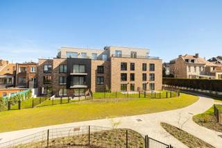 <p>Prachtig geschilderd appartement met 3 slaapkamers van 107 m² + groot terras in Agatha Garden. Het appartement heeft 3 grote slaapkamers en 2 mooie badkamers. EPC A/B+, 80% minder verbruik in vergelijking met een appartement van 20 jaar oud. Kelder voor € 5.000 en parkeerplaats optioneel. Verkoop onderworpen aan btw en registratierechten. MOGELIJKHEID VAN 6%.</p>