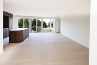 Op één van de mooiste liggingen van Oostende heten wij u welkom in de residentie genaamd “Epsom”<br />Koop een splinternieuw appartement aan onder het stelsel van de registratierechten: 2 % of 12 % op de aankoopprijs.<br />Ontdek dit <strong>volledig gerenoveerde appartement</strong> op toplocatie in het hart van <strong>bruisend Oostende</strong>. Met zijn <strong>adembenemende uitzichten</strong>, <strong>zonnig terras</strong> en <strong>kwalitatieve afwerking</strong> is dit een echte parel aan de kust.<br />Gelegen op slechts <strong>200 meter van de Zeedijk</strong>, bevindt u zich hier op wandelafstand van winkels, restaurants, cafés en de vele bezienswaardigheden die Oostende te bieden heeft.<br /><strong>Indeling:</strong><br />Dit appartement bevindt zich op de <strong>2de verdieping</strong> van een kleinschalig gebouw met <strong>slechts één appartement per verdieping</strong>, wat zorgt voor maximale rust en privacy.<br /><br />Het appartement bestaat uit:
<ul>
<li><span><strong>Inkomhal</strong> met gastentoilet</span></li>
<li><span><strong>Lichtrijke woonkamer</strong> en eetruimte met grote raampartijen, uitzonderlijk veel natuurlijk daglicht en <strong>prachtige uitzichten en de Thermen van Oostende</strong></span></li>
<li><span><strong>Open, volledig uitgeruste keuken met kookeiland, voorzien van</strong> vaatwasser, combi-oven, elektrisch kookvuur, dampkap en ruime koelkast</span></li>
<li><span><strong>Badkamer</strong> met stijlvolle inloopdouche en lavabomeubel</span></li>
<li><span><strong>Twee volwaardige slaapkamers</strong>, met toegang tot het <strong>zonnige terras aan de achterzijde</strong></span></li>
</ul>
<strong>Extra troeven:</strong>
<ul>
<li><span>Gerenoveerd in <strong>2025</strong> met hoogwaardige materialen</span></li>
<li><span><strong>Eén appartement per verdieping</strong> – gegarandeerde privacy</span></li>
<li><span><strong>Individuele condensatieketel op aardgas</strong></span></li>
<li><span><strong>Elektriciteit conform het AREI</strong></span></li>
<li><span><strong>Asbestveilig</strong></span></li>
<li><span><strong>Het ganse gebouw werd volledig vernieuwd, inclusief gevel, lift, etc.</strong></span></li>
</ul>
<strong>📞</strong><strong> Interesse?</strong><br />Bent u op zoek naar een <strong>modern, instapklaar appartement met mooie uitzichten</strong> in Oostende?<br />Neem dan snel contact op voor een bezoek!<br />📱 <strong>0495/50.69.20</strong><br />✉️ <strong>nicolas@jolieinvest.be</strong><br /><br /><br />