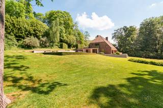 Timeless villa set on an exceptional plot of over 1 hectare in Ronse, offering breathtaking views and complete privacy.The property combines...