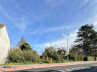 Dit perceel, gelegen in een goedgekeurde verkaveling, heeft een totale oppervlakte van zo'n 585 m² (zie luchtfoto lot 3) en is geschikt voor...