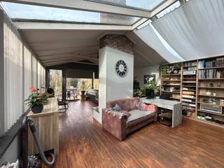 <span><strong>**Op te frissen/ te renoveren woning nabij Centrum Wilsele-Putkapel en E314**</strong></span><br /><br />Nabij het centrum van Wilsele, op een boogscheut van Leuven en tal van <strong>belangrijke invalswegen</strong> kan je deze op te frissen woning met renovatie verplichting binnen de 6 jaar vinden. Dit pand biedt tal van mogelijkheden en is gelegen op <strong>een perceel van 9a70ca</strong> en genietende van een <strong>Zuid-West georiënteerde tuin</strong>.<br /><br /><span><strong>De woning zelf heeft een bewoonbare oppervlakte van meer dan 215m² en heeft volgende indeling: </strong></span><br />De gelijkvloers verdieping bestaat uit een inkomhal, gastentoilet, geïnstalleerde keuken, eetplaats en leefruimte in de veranda. <br />De woning is tevens onderkelderd. Verder zijn er 3 ruime slaapkamers en een 4 e ruimte die op heden dienst doet als dressing en wasplaats. De badkamer is volledig ingericht met douche en dubbele lavabo en gelegen op de bovenste verdieping.<br /><br /><span><strong>De woning is op heden verhuurd! Interesse in een bezichtiging ter plaatse? Neem contact op en informeer naar de bezoekmomenten: jacky@connect-immo.be </strong></span><br /><br />EPC: 503 kWh/m² - UC3515577 - Label F<br />Wg-Gdv-Gvkr-Gvv