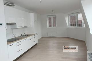 Trendy instapklaar appartement op de 3de verdieping met 1 slaapkamer. Gunstig gelegen in centrum bij Centraal Station. Lift aanwezig...