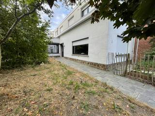 Deze charmante woning is gelegen in Sint-Amands, vlakbij winkels, scholen en mooie wandelroutes. <br />De woning beschikt over 3 slaapkamers, waarvan er 2 aan elkaar gekoppeld zijn. <br />De grootste slaapkamer beschikt over een Daikin warmtepomp, die kan koelen en verwarmen. <br />Het aparte toilet en de badkamer bevinden zich op de benedenverdieping. <br />Verder zijn er nog 2 ruime bergingen aanwezig, waarvan 1 zich rechtstreeks aan de keuken bevindt. Hier werd o.a. de vrijstaande vaatwasser geplaatst welke mee kan worden overgenomen bij verkoop. <br />Er zijn 12 zonnepanelen aanwezig en een thuisbatterij. (10 Kw) <br />De elektriciteit is conform, de woning beschikt over energielabel B met een score van 198. <br />Het merendeel van de ramen werd vervangen in 2023, de boiler werd nog vernieuwd in 2026. <br />Het terras is afgesloten en biedt veel privacy, hier kan de hele dag genoten worden van de zon. <br />Verder is er nog een oprit + garage, waardoor parkeergelegenheid verzekerd is.