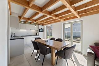 Westhinder II is een vakantiedomein gelegen tussen Oostduinkerke en Koksijde Dorp, op enkele minuten van de zee en centraal aan de westkust. Deze woning is volledig afgewerkt en voorzien van een zonovergoten terras in beton. Dankzij de gunstige ligging binnen het domein is deze ook zeer privatief en lichtrijk.<br /><br />De vakantiewoning is ingedeeld als volgt:<br />Inkomhal met toilet, 1 slaapkamer, badkamer met inloopdouche, leefruimte met open keuken, zuidgericht terras met tuin en toegang tot de berging.<br />Via de trap in de inkomhal kom je op de eerste verdieping waar een ruime nachthal de verbinding maakt met 2 slaapkamers. <br /><br />Enkele troeven:<br />Parkeerplaats aan de woning<br />Privatieve zonnepanelen en regenwaterput<br />Betere afwerking met zongericht terras<br />Verkoop onder btw-regime van 21%