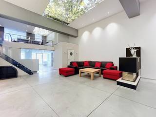 <p><span>Multifunctioneel handelspand/magazijn met kantoren en mogelijkheid tot loft of woonst. </span></p><p><span>Op een commerciële toplocatie bevindt zich dit veelzijdige handelspand met een bruikbare oppervlakte van ca. 575 m² en een gebouwdiepte van 52 meter. </span></p><p><span>De indeling omvat een onthaalruimte, vijf afgewerkte kantoren, een ingerichte keuken, drie toiletten, een ruime magazijnzone met grote sectionale poort en een parkeerplaats. </span></p><p><span>Daarnaast is het pand uitgerust met airconditioning, 44 zonnepanelen en camerabewaking. </span></p><p><span>Extra troef</span><span>: het gebouw biedt ook mogelijkheden voor de inrichting van een loft of woonst (onder voorbehoud van de geldende stedenbouwkundige voorschriften), ideaal voor wie wonen en werken wil combineren.</span></p><p><span>Een instapklare eigendom met tal van mogelijkheden voor ondernemers én investeerders.</span></p><p><span> </span></p>