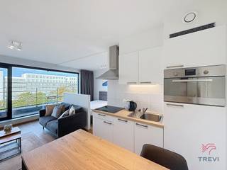 <p>BRUXELLES – A proximité du Canal, dans un ensemble de constructions récentes, proche des transports et des commerces, beau studio meublé de ±36m² habitables qui se compose d’une pièce de vie de ±22m² avec un coin nuit et un accès à une terrasse de ±5m² exposée Ouest, un coin repas de ±14m² avec une cuisine équipée (four, taques, hotte, frigo/congélateur), une salle de douche (douche, évier, toilette), cave, parking inclus dans le loyer. Divers : Buanderie commune, local vélo. FORFAIT pour charges de 150€/mois (eau froide, eau chaude, chauffage, communs). PEB C+ ! Disponible 1/12/2026 ! Mesures données à titre indicatif.</p>
<p><u>Au 6<sup>ème </sup></u>: 6.4</p>
<ul>
<li>Pièce de vie meublée de ±22m² (5,69 x 3,88) avec coin nuit et accès terrasse de ±5m² exposée OUEST</li>
<li>Coin repas de ±14m² (6,6 x 2,1) avec cuisine équipée (four, taques, hotte, frigo/congélateur)</li>
<li>Salle de douche (douche, évier, toilette)</li>
<li>Cave n°B110</li>
<li>Garage n°1°2 inclus dans le loyer</li>
<li>Local vélo</li>
<li>Buanderie commune</li>
</ul>