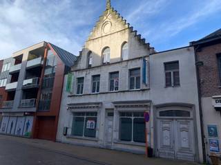 Dit mooi gerenoveerde gebouw ligt vlak aan de markt van Temse.Wonen en werken onder één dak is hier perfect mogelijk.Kantoorfunctie en handel...