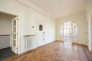 De videotour, het grondplan, het EPC en de asbestinventaris kan u reeds bekijken via de Wellimmo-site (‘documenten’)<br /><br />Lichtrijk penthouse-appartement met 3 slaapkamers en 2 badkamers in een uniek en prima onderhouden appartementsgebouw in art-decostijl, naar een ontwerp van architect Louis Rijmenant uit 1928, op de prestigieuze Jan van Rijswijcklaan te Antwerpen.<br /><br />Gelegen op de vijfde en hoogste verdieping geniet dit appartement van een uitzonderlijke lichtinval, mooie volumes en een aangenaam open gevoel. Dankzij de hoge ligging en de vele raampartijen baadt de leefruimte in natuurlijk daglicht en geniet u van een bijzonder ruimtelijk woongevoel. Het appartement heeft bovendien zeer waardevolle authentieke elementen zoals: visgraatparketvloeren, de magnifieke natuurstenen schouwmantel, ornamenteringen,....... <br />Via de ruime inkomhal (18m²) met gastentoilet bereiken we aan de voorzijde, op volledige gevelbreedte, de lichtrijke leefruimte (45m²) op visgraatparket met erker. Van hieruit hebben we een mooi groen panoramisch zicht over de statige Van Rijswijcklaan en de groene omgeving. De achterliggende keuken geeft toegang tot een rustig en gunstig geörienteerd terras, waar het heerlijk genieten is op zonnige dagen (mmt dichtgemaakt met een raam, maar eenvoudig terug te openen)<br />Aan de rustige achterzijde treffen we 3 ruime slaapkamers en 2 badkamers<br /><br />Een bijzondere troef van dit penthouse is het potentieel van de huidige daksituatie: mits de nodige vergunning (VME en Stedenbouw) zou hier mogelijk een prachtig dakterras kunnen gerealiseerd worden. Om die reden werden in de presentatie eveneens beelden van de bestaande dakstructuur opgenomen. In de fotoreeks vindt u bovendien een 3D-render die een mogelijke inrichting van de leefruimte visualiseert.<br />Een kelderberging van +-6m² is inbegrepen.<br /><br />BIJZONDERHEDEN:<br />• Hoogste verdieping<br />• Uitzonderlijk veel natuurlijke lichtinval<br />• 3 slaapkamers – 2 badkamers<br />• Uniek gebouw met grandeur op toplocatie<br />• Renovatie- en isolatiewerken aan de achtergevel inmiddels voltooid<br />• Het vermelde EPC dateert van vóór deze energetische verbeteringswerken<br />• Op wandelafstand van winkels, horeca, parken en openbaar vervoer<br />• Residentiële ligging<br />• Conforme elektriciteit<br />• De reële maandelijkse lasten bedragen +-380€ incl. verwarming, waterverbruik, onderhoud en werking gebouw, blokpolis - dit is inclusief een bedrag van 205€/maand aan reservefonds.<br /><br />Een bijzonder lichtrijk penthouse met karakter, ruimte en potentieel qua buitenruimte op een topligging in een uiterst verzorgd gebouw.<br /><br />Voor meer info: 03/225.00.68 of surf naar www.wellimmo.net<br /><br /><br />