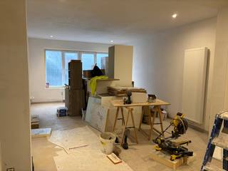 In het hartje van Sint-Amandsberg, op wandelafstand van winkels, scholen, supermarkten, domein Rozebroeken, ... vinden we dit kleinschalig appartementsgebouw (slechts 3 appartementen). Vlotte verbinding met het openbaar vervoer en met de wagen. Het volledig gerenoveerd appartement is gelegen op het gelijkvloers en heeft volgende indeling: inkomhal, apart toilet, aan de voorzijde is er een ruime leefruimte en open, geïnstalleerde keuken. Aparte bergplaats met aansluiting wasmachine. Aan de achterzijde van het appartement bevindt zich een ruime slaapkamer met aansluitend dressing en badkamer met douche en lavabo, alsook toegang tot het tuintje. Vrij vanaf 16/02/2026, geschikt voor een alleenstaande of koppel. Huurprijs 960 euro + 15 euro per maand. Aparte meters EGW